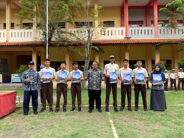 Memperingati Hari Pendidikan Nasional, SMK Muhammadiyah 3 Weleri Gelar Upacara dan memberikan Penghargaan Beasiswa kepada Siswa Berprestasi
