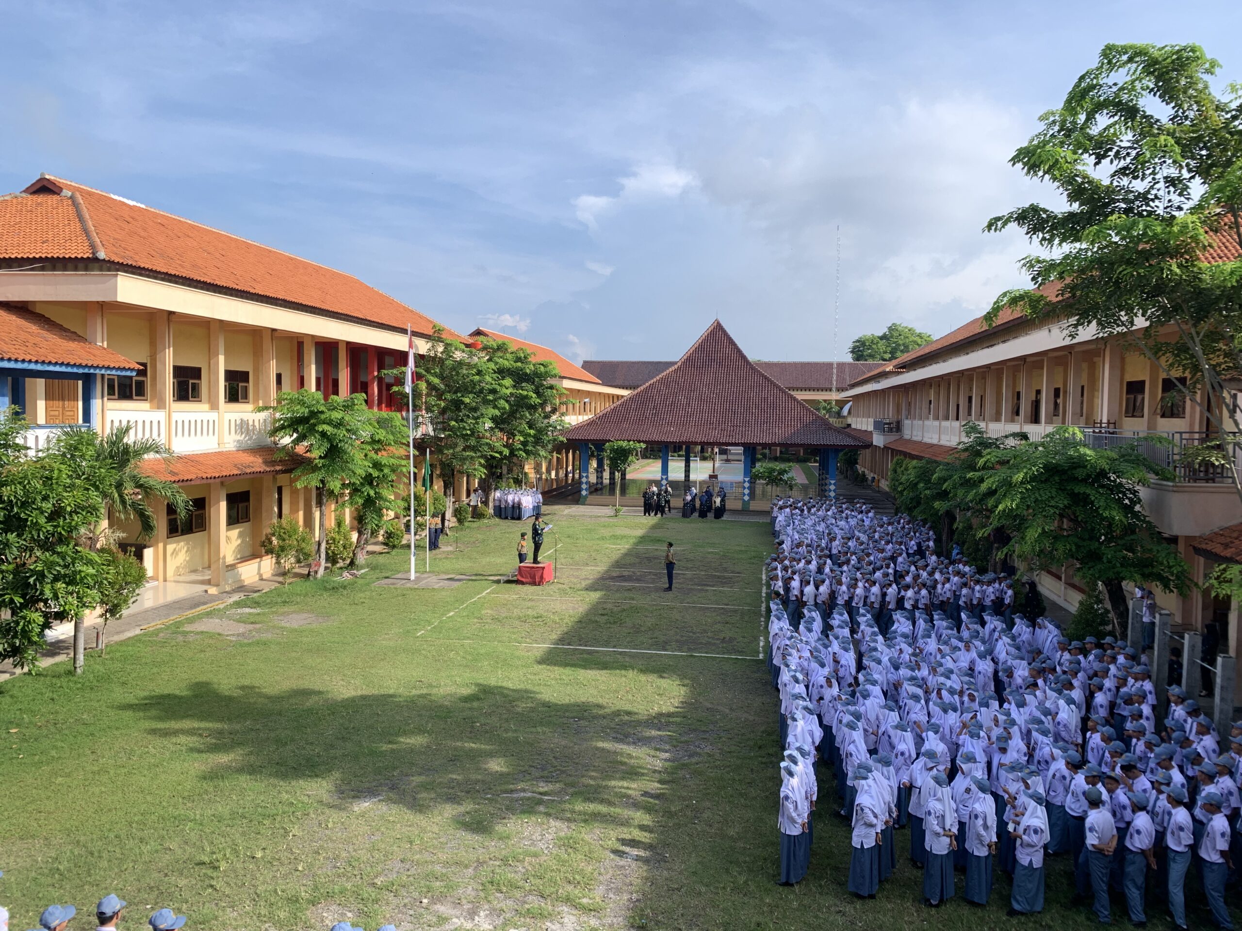 Peringati Milad Muhammadiyah ke-112, SMK Muga Weleri Gelar Apel Pagi dan Potong Tumpeng